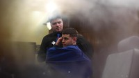 Orang tengah berada di barber shop saat kabut menyelimuti Dublin (Foto: Dok. REUTERS/Clodagh Kilcoyne)