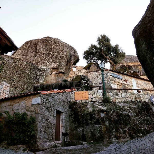 Pada tahun 1938 Monsanto dinobatkan sebagai The most Portuguese village in Portugal karena bangunannya yang masih dipertahankan sejak dahulu, tak banyak direnovasi dengan mengubah bentuk aslinya (ohanamelo_/Instagram) Pada tahun 1938 Monsanto dinobatkan sebagai The most Portuguese village in Portugal karena bangunannya yang masih dipertahankan sejak dahulu, tak banyak direnovasi dengan mengubah bentuk aslinya (ohanamelo_/Instagram)