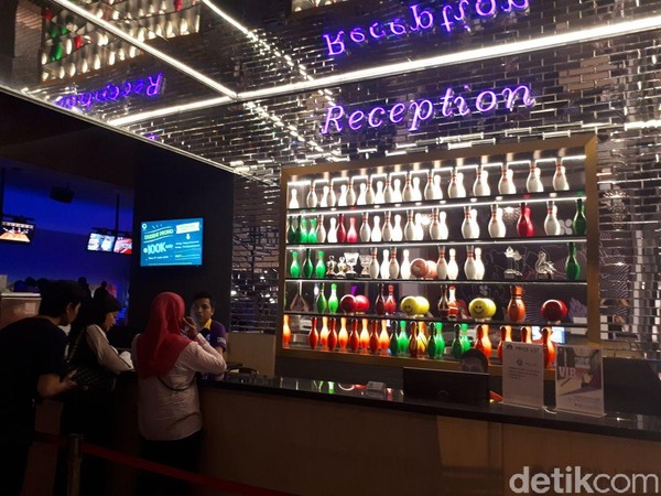 Main bowling bersama kerabat pasti seru banget. Coba deh ke Spincity Bowling di The Breeze yang modern dan keren! (Shinta/detikcom) Main bowling bersama kerabat pasti seru banget. Coba deh ke Spincity Bowling di The Breeze yang modern dan keren! (Shinta/detikcom)