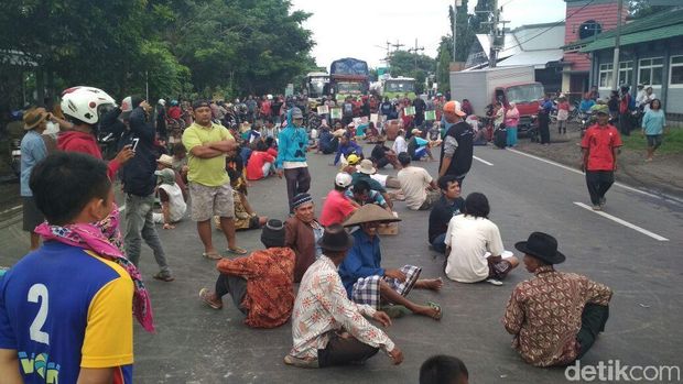 Warga blokir jalur Surabaya-Tongas Probolinggo/