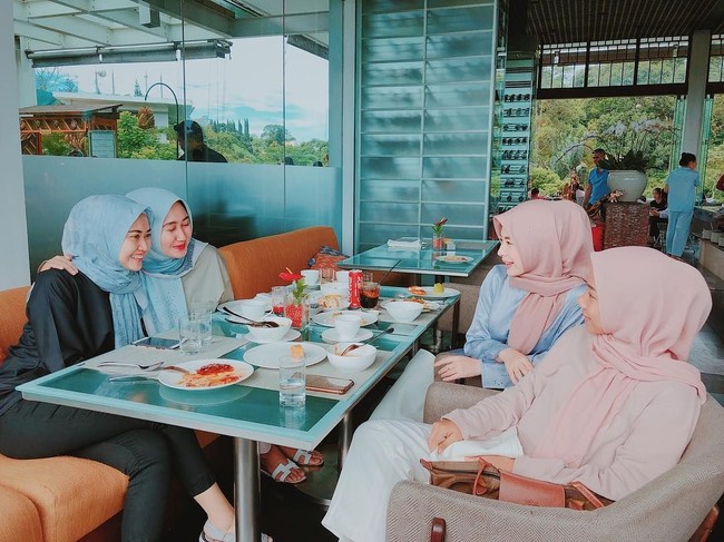 Ayana Jihye Moon juga sempat menghabiskan waktu untuk makan bersama di Bandung. Meski baru bertemu, mereka sudah terlihat akrab satu sama lain. (Dok. Instagram @xolovelyayana)