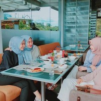 Ayana Jihye Moon juga sempat menghabiskan waktu untuk makan bersama di Bandung. Meski baru bertemu, mereka sudah terlihat akrab satu sama lain. (Dok. Instagram @xolovelyayana)