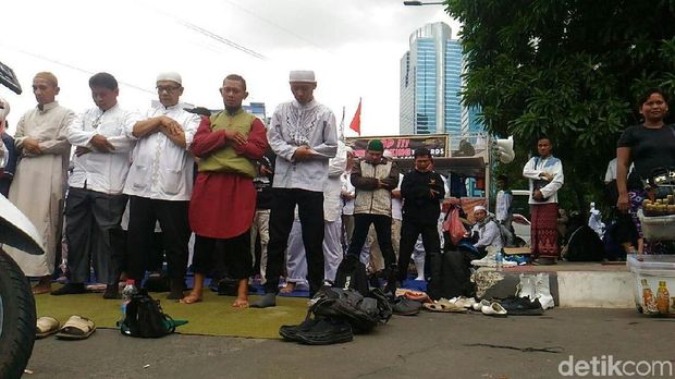 Tunggu Perwakilan Temui Facebook, Massa FPI Salat Asar Berjemaah