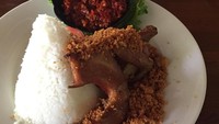 Wah, ada ayam goreng kremes yang lengkap dengan nasi dan sambel. Dipadu dengan tempe mendoan dan tahu goreng. Yummy! Foto: Instagram