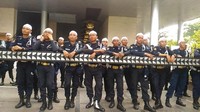 Satpam-satpam di kantor Facebook mengenakan peci berwarna putih dan menunggu di pintu masuk (Foto: Samsudhuha Wildansyah/detikcom)