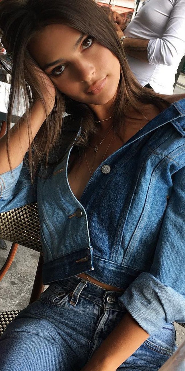 You can never go wrong with Denim. Seperti Emily Ratajkowski yang menggunakan jaket jeans yang dibuat seperti button down shirt dan celana jeans yang membuat tampilannya makin stylish. Foto: istimewa
