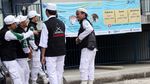 Foto: Sebelum Demo, Massa FPI Salat Jumat di Masjid Al-Azhar