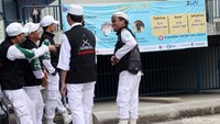 Pantauan detikcom di Masjid Al-Azhar, Jalan Sisimangaraja, Kebayoran Baru, Jakarta Selatan, Jumat (12/1/2018), massa yang didominasi pakaian warna putih ini mulai berkumpul di sekitar masjid.