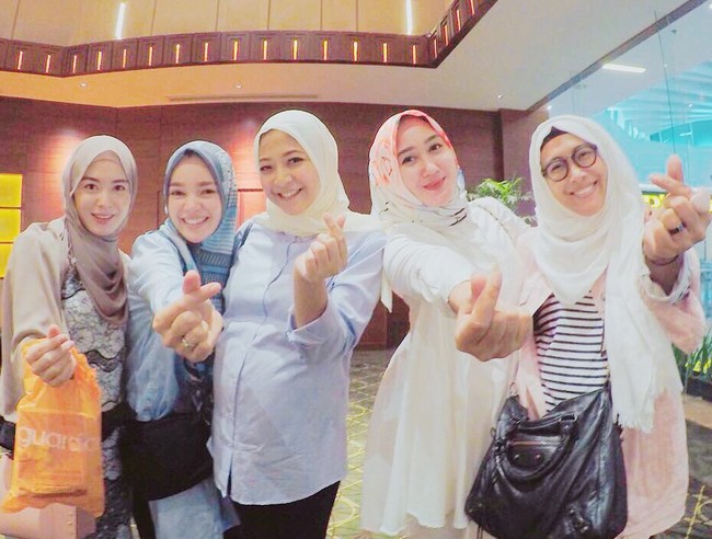 Tidak hanya bersama Dian Pelangi, ada pula momen ketika Ayana Jihye Moon foto bareng Dewi Sandra dan tim setelah nonton bareng Ayat-Ayat Cinta 2. (Dok. Instagram @dianpelangi)