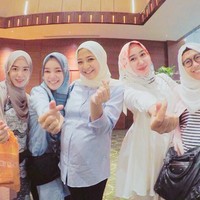 Tidak hanya bersama Dian Pelangi, ada pula momen ketika Ayana Jihye Moon foto bareng Dewi Sandra dan tim setelah nonton bareng Ayat-Ayat Cinta 2. (Dok. Instagram @dianpelangi)