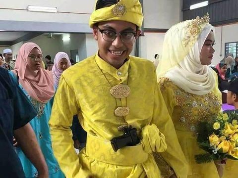 Iseng Ganti Keris dengan Pistol di Busana Adat, Pengantin Pria Ini Bikin Geger