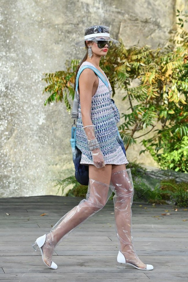Chanel sekali lagi sukses melahirkan tren baru yang akan booming lewat fashion show Spring 2018, yakni sepatu PVC. Material transparan ini membuat penampilanmu lebih unik dan edgy. Foto: Getty Images