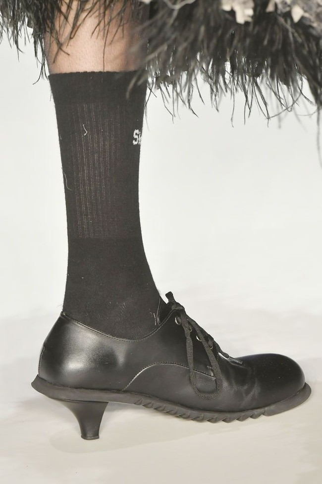 Sempat jadi tren di awal 2000-an, kitten heels, atau sepatu dengan hak kecil kembali lagi di 2018. Kitten heels cocok dipakai untuk acara formal maupun casual, apapun modelnya mulai dari pointy shoes, loafers hingga boots. Foto: Getty Images