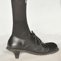 Sempat jadi tren di awal 2000-an, kitten heels, atau sepatu dengan hak kecil kembali lagi di 2018. Kitten heels cocok dipakai untuk acara formal maupun casual, apapun modelnya mulai dari pointy shoes, loafers hingga boots. Foto: Getty Images