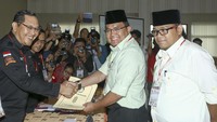 Dodi Reza Alex Noerdin-Giri Ramandha Kiemas diusung Partai Golkar, PDI Perjuangan dan PKB. Dodi merupakan putra sulung Gubernur Sumsel, Alex Noerdin yang saat ini masih menjabat sebagai Bupati Musi Banyuasin periode 2017-2022. Sedangkan Giri Ramandha merupakan Ketua DPRD Sumsel dan Ketua DPD PDI Perjuangan Sumsel. (Foto: ANTARA FOTO/Nova Wahyudi)