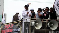 Mobil komando tiba lebih dulu dan diikuti massa yang menggunakan sepeda motor.