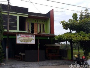 Ini Kafe Mewah Tempat Sri Mickeymouse Bekerja
