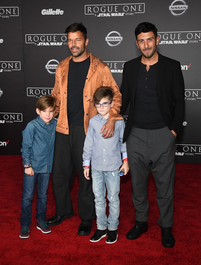 Foto-foto mesranya ini kini tinggal kenangan. Ricky Martin tidak menyebutkan alasan perpisahan mereka, namun keduanya akan terus bersama membesarkan kedua anak mereka. Ricky Martin sendiri punya dua anak lain yang juga lahir dari rahim ibu pengganti. Foto: dok. Getty Images