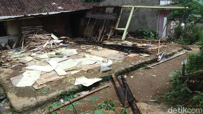 Dampak Tanah Bergerak Meluas, Belasan Rumah di Banjarnegara Dibongkar