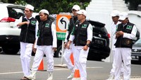 Sebelum demo Facebook, massa FPI terlebih dahulu menunaikan salat Jumat.