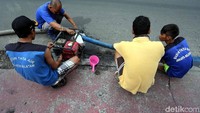 Pembersihan gorong-gorong tersebut dilakukan untuk memperlancar saluran air di musim penghujan.