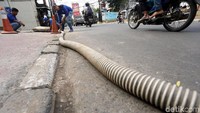 Pemerintah DKI Jakarta terus mengimbau setiap kelurahan harus membersihkan gorong-gorong yang mampet untuk mencegah banjir pada musim hujan.