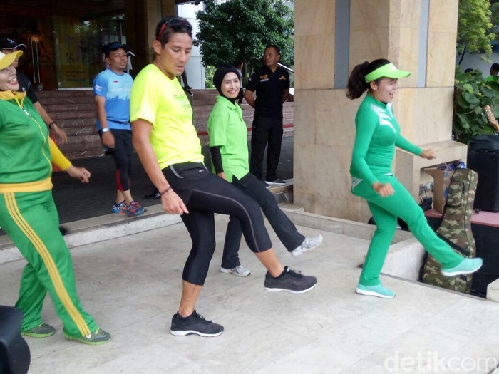 Sandiaga Senam Sayang Via Vallen Lalu Lari Bareng Satpol PP