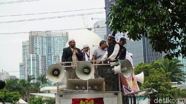 Massa Front Pembela Islam (FPI) dan sejumlah ormas lainnya berdemo di depan kantor Facebook, Jumat (12/1/2018)