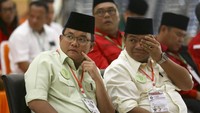 Bakal Pasangan Calon Gubernur dan Wakil Gubernur Sumsel Dodi Reza Alex Noerdin (kiri)-Giri Ramandha Kiemas (kanan) menyimak proses verifikasi berkas saat mendaftarkan diri di KPU Sumsel Palembang, Sumatera Selatan, Rabu (10/1) (Foto: ANTARA FOTO/Nova Wahyudi)