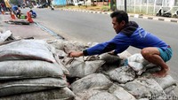 Dalam pekerjaan ini, sejumlah pasukan biru dikerahkan untuk mengangkut lumpur yang ada di saluran air.