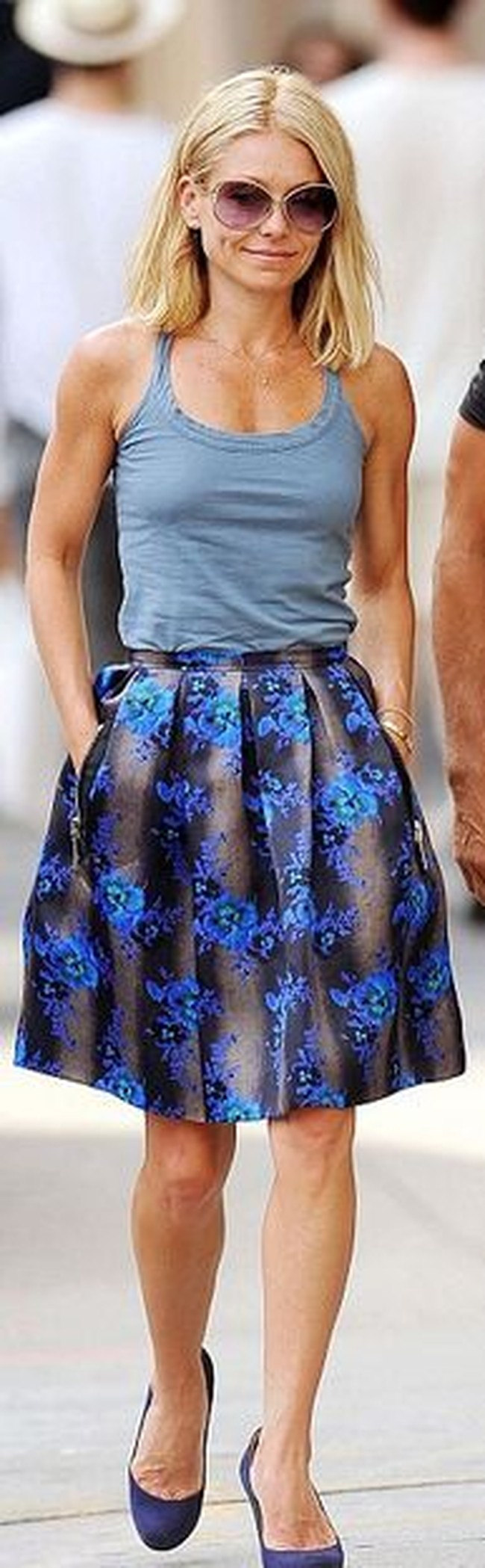 Kesan manis dan feminin merepresentasikan pengguna motif ini. Kamu bisa mix and match gaya ini seperti Kelly Ripa yang terlihat santai mengenakan tanktop dan floral skirt. Foto: istimewa