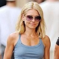 Kesan manis dan feminin merepresentasikan pengguna motif ini. Kamu bisa mix and match gaya ini seperti Kelly Ripa yang terlihat santai mengenakan tanktop dan floral skirt. Foto: istimewa