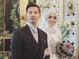 Ngidam Pecel Lele Lamongan, Fairuz A Rafiq Makan di Warung Tenda Pakai Gaun