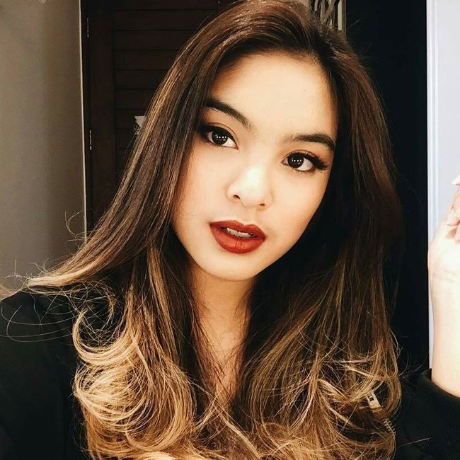 Tampil berani dengan lipstik merah, kecantikan Syandria tentunya bikin hati pria berdesir. Foto: Instagram