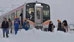 Penampakan Salju Tebal yang Bikin Kereta Terjebak di Niigata