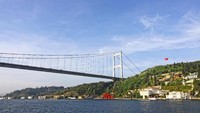 Namun jika ditelusuri, selain Jembatan Bosphorus masih ada dua jembatan di atas Selat Bosphorus yakni Jembatan Fatih Sultan Mehmet dan Yavuz Sultan Selim. Tempat Habib Rizieq sekeluarga berfoto pasti di antara ketiga jembatan itu (Thinsktock)