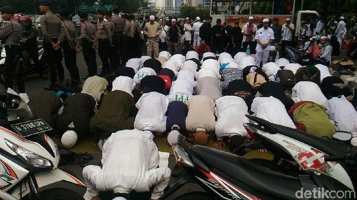 Tunggu Perwakilan Temui Facebook, Massa FPI Salat Asar Berjemaah