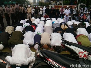 Tunggu Perwakilan Temui Facebook, Massa FPI Salat Asar Berjemaah