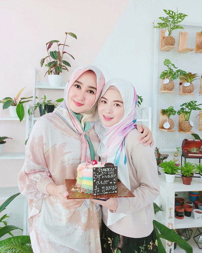 Ayana Jihye Moon juga berulang tahun di Januari ini. Dian Pelangi turut memberikan kejutan dan kue untuknya ketika ulang tahun di Jakarta. Mereka terlihat cantik dalam balutan jilbab bermotif. (Dok. Instagram @dianpelangi)