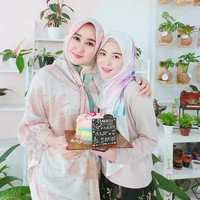 Ayana Jihye Moon juga berulang tahun di Januari ini. Dian Pelangi turut memberikan kejutan dan kue untuknya ketika ulang tahun di Jakarta. Mereka terlihat cantik dalam balutan jilbab bermotif. (Dok. Instagram @dianpelangi)