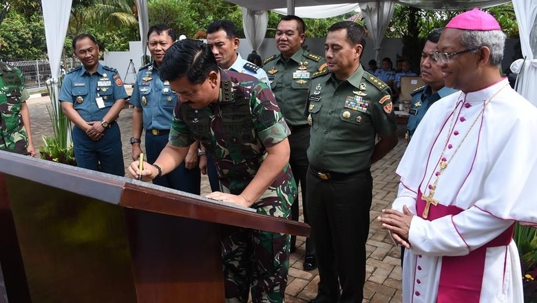 Panglima TNI Resmikan Gereja Katolik di Mabes TNI Cilangkap Panglima TNI Resmikan Gereja Katolik di Mabes TNI Cilangkap
