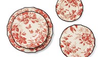 Sebagai brand fashion, piranti makan yang digunakan di restoran ini bukanlah piring polos. Sebuah desain klasik dengan gambar flora dan fauna warna merah tercetak di atas piring dengan garis pinggir warna hitam. Tersedia beberapa ukuran piring. Foto: Instagram