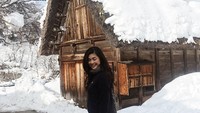 Di akun Instagramnya dengan 45 ribu lebih followers, ia banyak mengunggah foto, termasuk saat traveling ke Shirakawago yang menawan. Saat musin dingin rumah-rumah dan jalanannya berlapis salju (elisajonathan/Instagram)