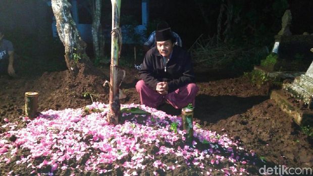 Jasad Sri Iswanti langsung dimakamkan malam tadi, Kamis (11/1). 