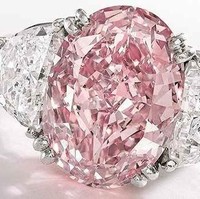 Graff Pink Diamond Ring terjual dengan harga fantastis saat dilelang di Sotheby, Hong Kong. Harga jual cincin berhiaskan berlian pink ini mencapai US$ 46,2 juta atau sekitar Rp 617 miliar. Berat berlian di cincin ini adalah 24,78 karat. Foto: Ist.