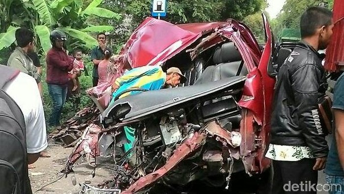 Dua Kendaraan Adu Banteng di Situbondo, Sopir Tewas