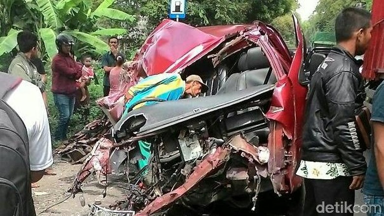 Dua Kendaraan Adu Banteng di Situbondo, Sopir Tewas Dua Kendaraan Adu Banteng di Situbondo, Sopir Tewas