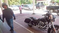 Dari Serang, Edi mengendarai sendiri Harley-nya tanpa pengawalan atau konvoi. Dengan gaya seperti di atas, siapa sangka bila ia seorang Plt Wali Kota.