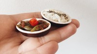 Ini dia hidangan utama bentuk mini. Nasinya benar benar dimasak dalam panci mini, lho. Ini adalah nasi birani dan Zeytinya?l? taze fasulye. Hidangan berupa buncis, bawang bombai, dan tomat yang dioseng dengan minyak zaitun. Foto: Instagram Mini Yemek