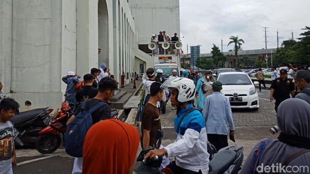 Usai Salat Jumat, Massa FPI Bergerak ke Kantor Facebook